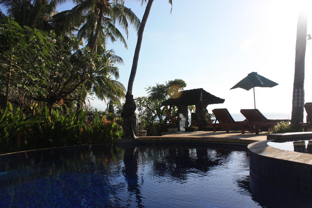 Cleopatra Beach Bungalows Hotel Lovina  Exterior photo